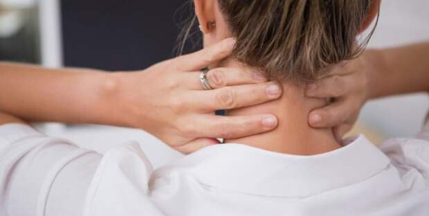 Мышечный спазм - одна из главных причин боли в шее справа или слева.