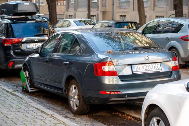 Никогда не понимал, как европейцы могут так близко парковаться: нам до них правда далеко авто и мото,водителю на заметку