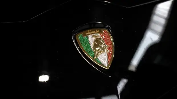 Lamborghini Urus получил бриллиантовый шильдик