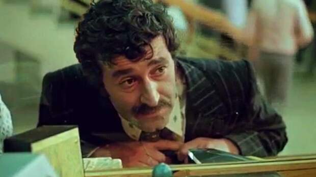 Гия Перадзе в фильме "Дамы приглашают кавалеров" Гия Перадзе в фильме "Дамы приглашают кавалеров"