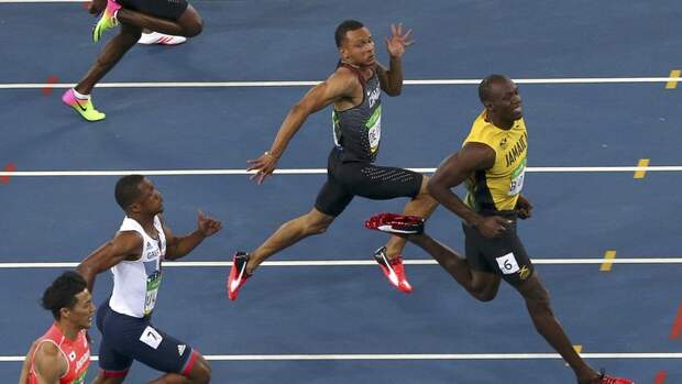 Сегодня. Рио-де-Жанейро. Усэйн БОЛТ выигрывает 100-метровку. Фото REUTERS