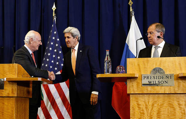 Спецпосланник ООН по Сирии Стаффан де Мистура, госсекретарь США Джон Керри и министр иностранных дел России Сергей Лавров (слева направо)