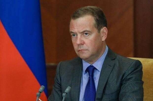 Медведев заявил о возможности запрета зарубежных соцсетей в России