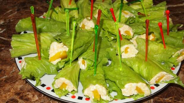 Рулетики из листьев салата