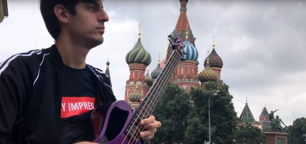 Итальянский басист-виртуоз сыграл хит Boney M посреди Москвы