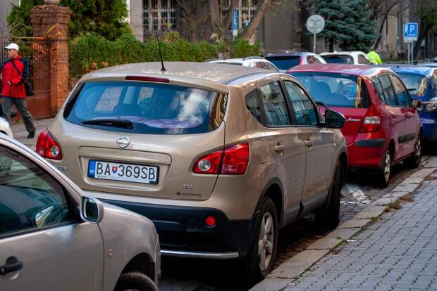 Никогда не понимал, как европейцы могут так близко парковаться: нам до них правда далеко авто и мото,водителю на заметку