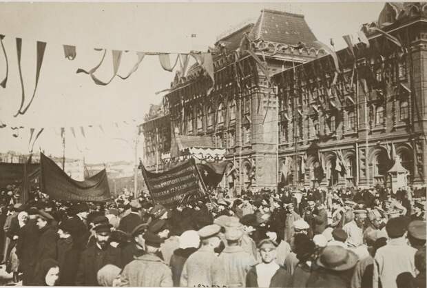 1917. Демонстрация у городской Думы