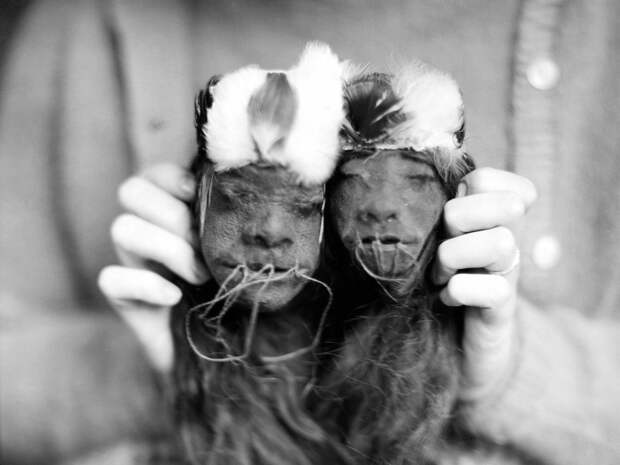 2. Антрополог демонстрирует пару высушенных голов из Эквадора, 19 век винтажное фото, мистика, ретро фото, ретро фотографии, смерть, старинные фотографии, трагедия