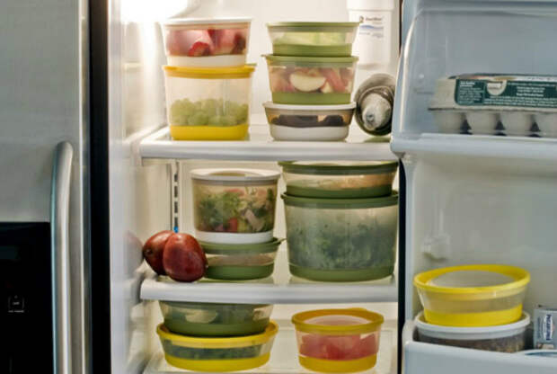 Сортируйте содержимое холодильника.