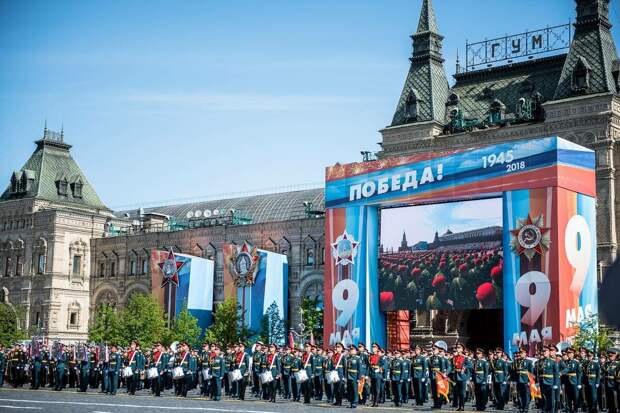 Зачем ГУМ задрапировали, негодяи. Фото из интернета