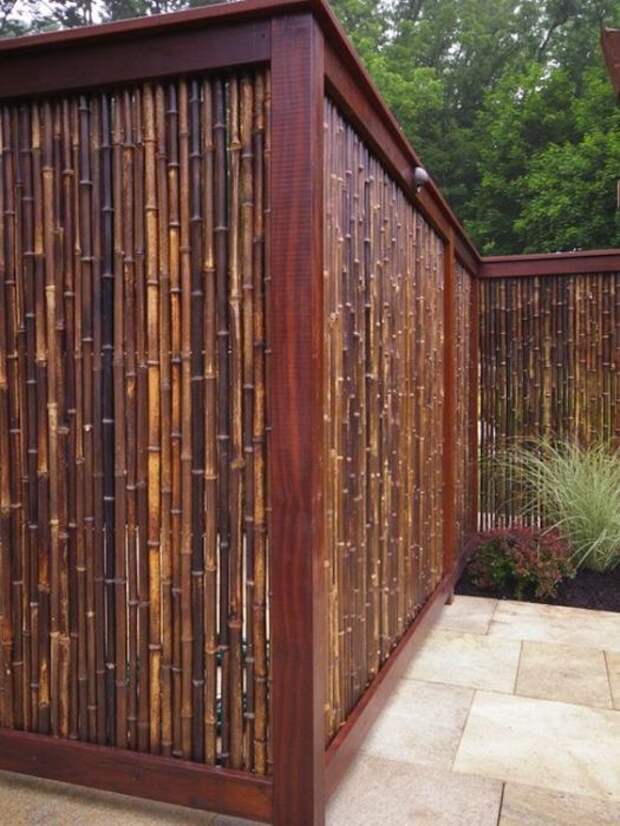 Комбинированный забор из бамбука и цельного массива древесины. 