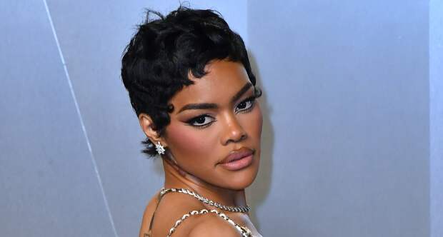 Самая сексуальная женщина в мире в платье-сетке пришла на фестиваль