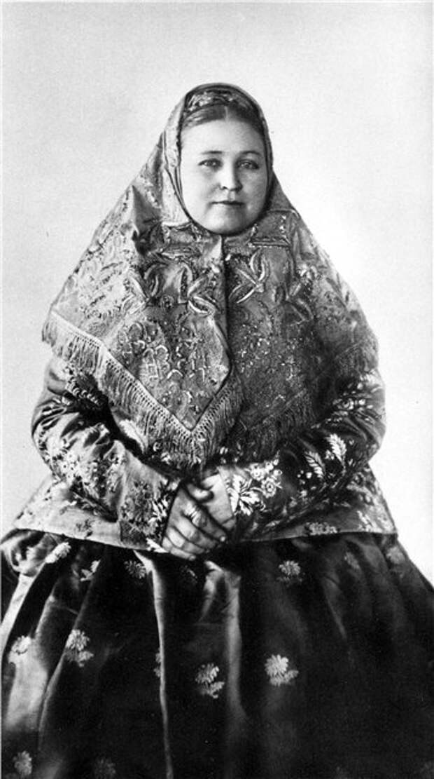 «По-бабьи», «по-купечески» и «по-дворянски»: как русские женщины повязывали платок