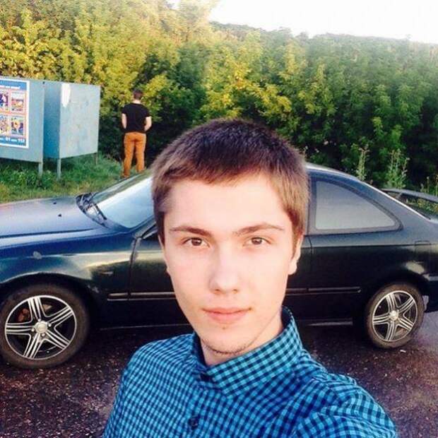 Самое интересное в селфи, как всегда, на заднем плане