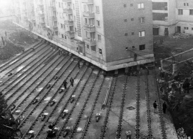 Перемещение 7600-тонного многоквартирного жилого здания, которое провели, чтобы проложить бульвар в румынском городе Алба-Юлия, 1987 год  знаменитости, история, фото