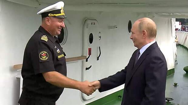 Путин прибыл к филиалу Национального центра «Россия» на катере «Ураган»