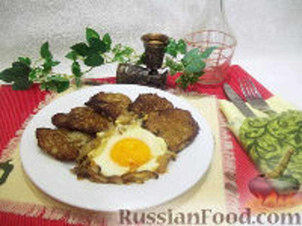 Фото к рецепту: Драники с луком и чесноком, с яичницей