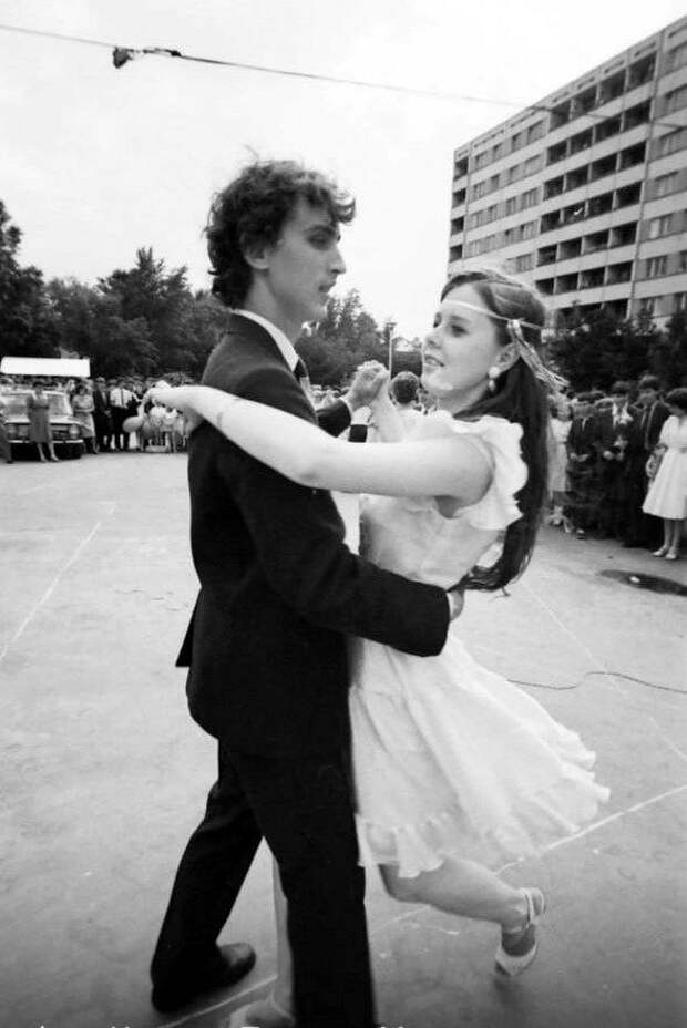 Выпускной. 1985 год. Школа № 2. Набережные Челны. Я с будущей женой. Прислал «Oleg Efremov».jpg