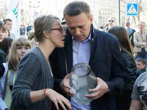 Что-то пошло не так: Собчак протягивает руку падшему Навальному