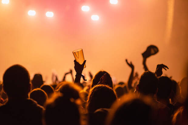 Эксперт Вайнштейн: организаторы редко сразу выставляют на продажу билеты на весь зал