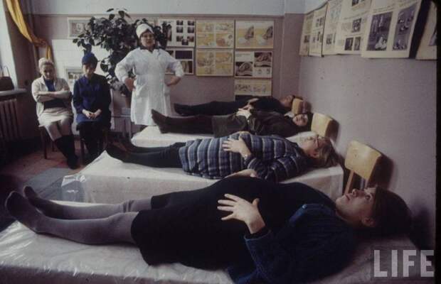 Будущие мамы делают специальные дыхательные упражнения. Москва СССР, качество, медицина, фото