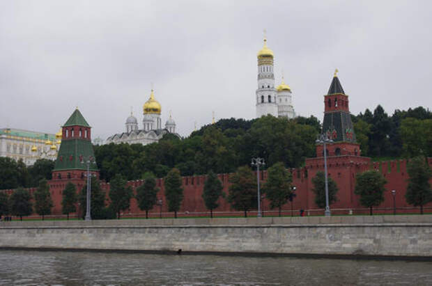 две безымянные башни Кремля вид с реки