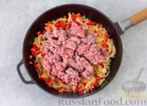 Фото приготовления рецепта: Шакшука с мясным фаршем - шаг №4