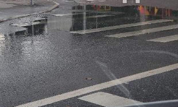 Слишком сильный дождь стал причиной подтоплений на Самаркандском бульваре
