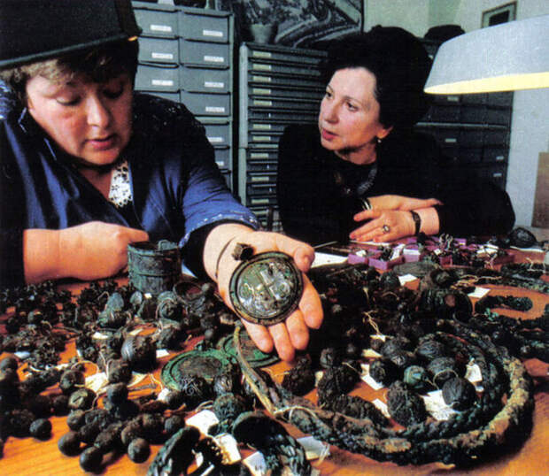 0_b18a5_3f8a7f75_XLВ 1988 году рабочий в Кремле нашел ящик с 300-ми изделиями из серебра, 13 века.