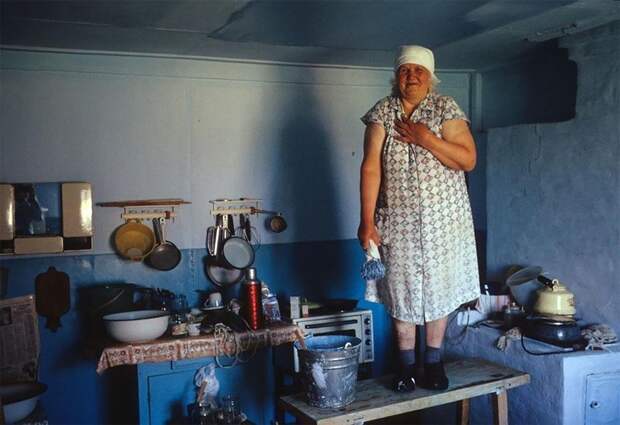Костино, 1399 км от Красноярска по Енисею. Эрика Герлиц, из поволжских немцев, была депортирована в Костино в августе 1941 года, когда ей было 16 лет. 1993 г. 90-е годы, 90-е годы. жизнь, СССР, жизнь в 90-е, ностальгия, старые снимки, фотографии россии, фоторепортаж