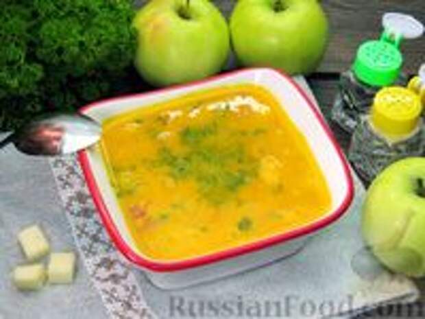 Фото к рецепту: Морковный суп-пюре с яблоками и моцареллой
