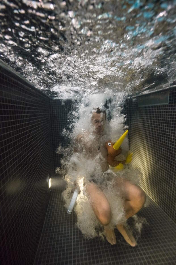 Подводные портреты людей, нырнувших в бассейн с ледяной водой