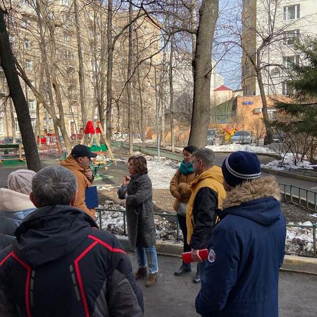 Возможно, это изображение (2 человека, люди стоят, дерево и на открытом воздухе)