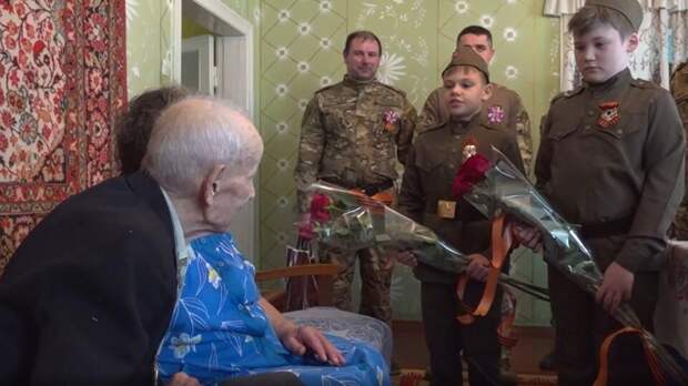 Солдаты ВС РФ поздравили ветерана Василия Попова с Днем Победы