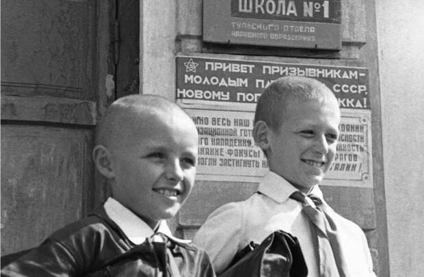 Линейки 1 сентября в СССР на снимках разных лет