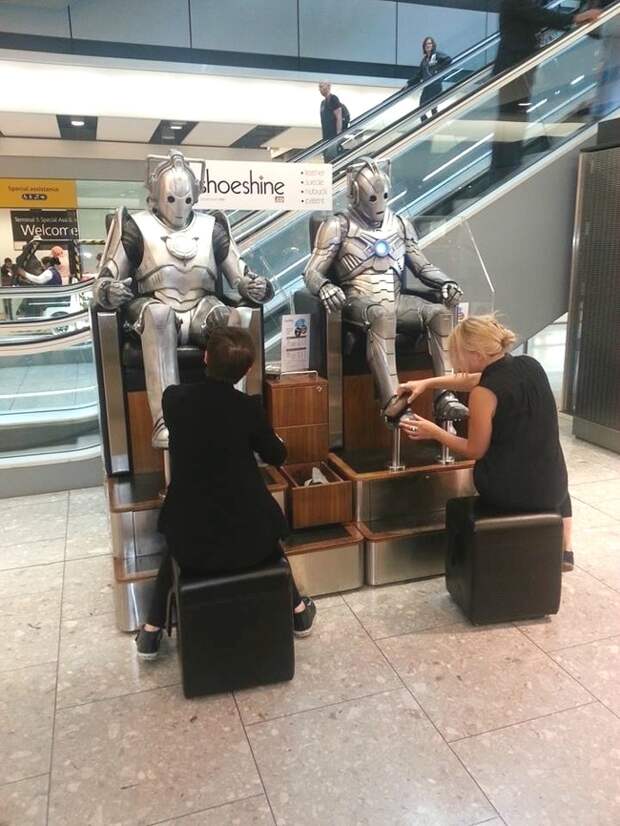 странности в аэропорту люди в костюмах