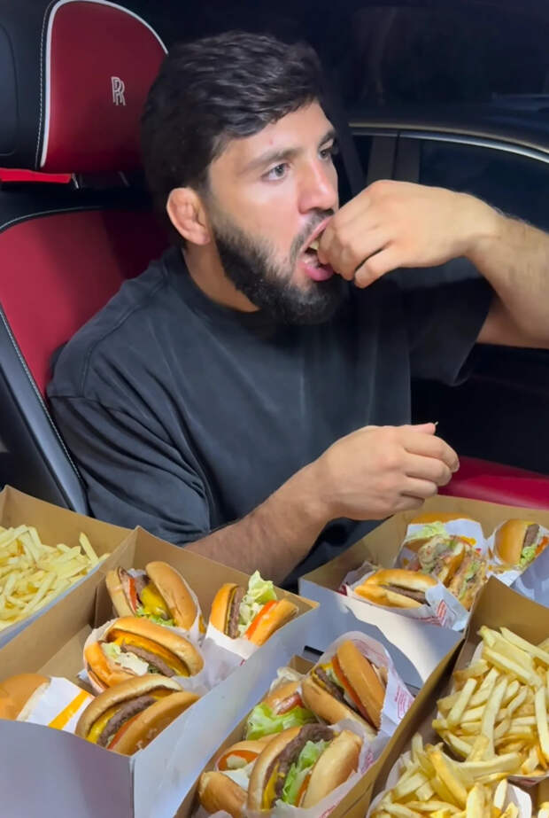 Арман Царукян и килограмм черной икры — фуд-блогер UFC с гигантскими порциями