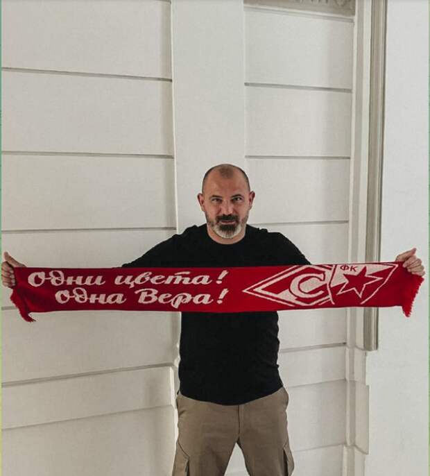 "Спартак" опубликовал фотографию своего нового главного тренера Деяна Станковича с клубным шарфом