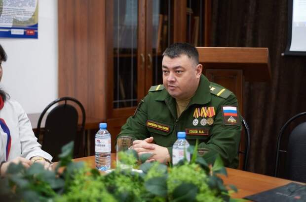 Школьники Майкопа пообщались с ветераном СВО