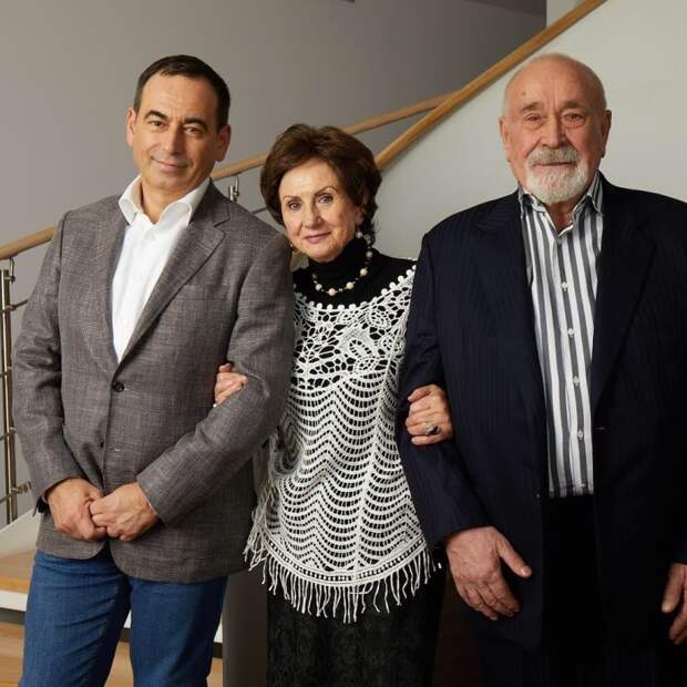 Роман Авдеев с родителями. / Фото: www.instagram.com/roman.avdeev67