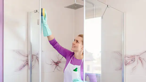 Как очистить душевую кабину от известкового налета: топ-5 эффективных средств