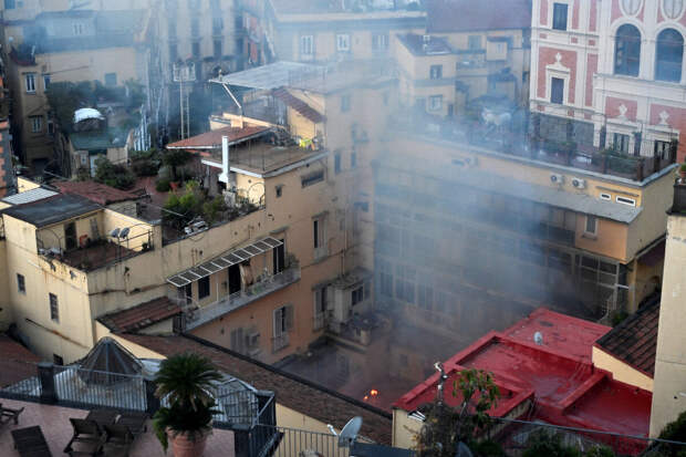 В итальянском Неаполе пожар разрушил исторический Театр Саннадзаро