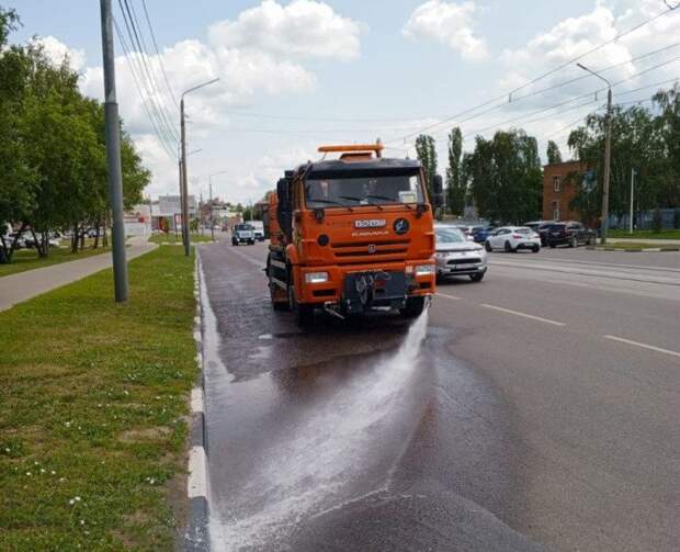 На улицах Тулы продолжается уборка дорог и сбор мусора 11 июня