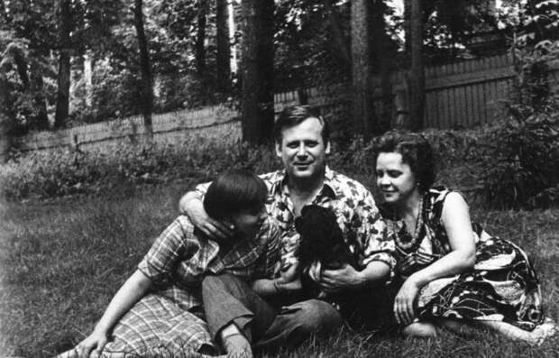 1970-е. С женой Людмилой Сергеевной (справа) и дочерью Мариной на даче в редкие минуты отдыха.