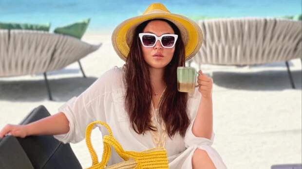 43-летняя Ирина Дубцова выполнила стойку на руках в купальнике на пляже: фото