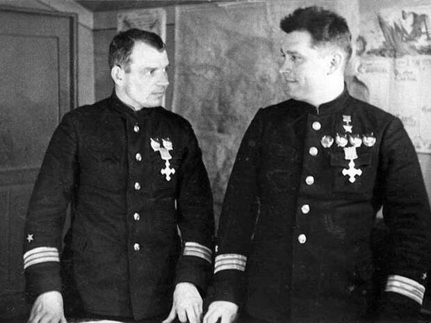 Майоры Александр Коваленко и Борис Сафонов после награждения английским крестом «За летные боевые заслуги» «DFC - Disrtinguished Flyig Cross».