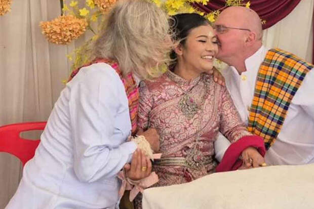 В Таиланде певица Гиг вышла замуж за двух австрийцев