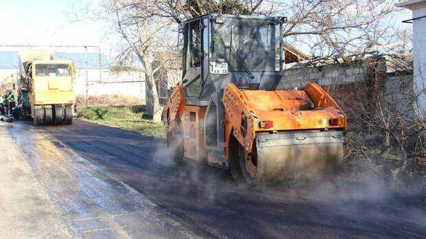 Сегодня в Керчи асфальтируют сразу 4 городские дороги