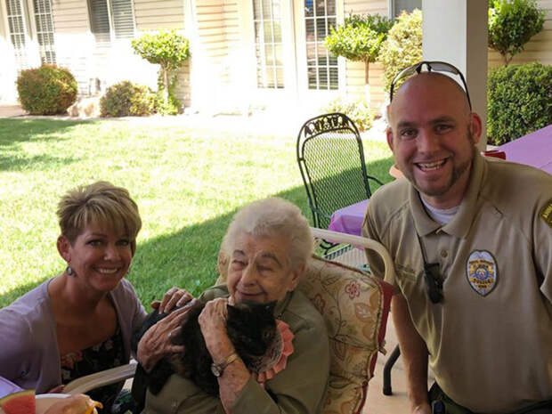 На своё 103-летие бабушка неожиданно получила подарок, который действительно сделал её счастливой