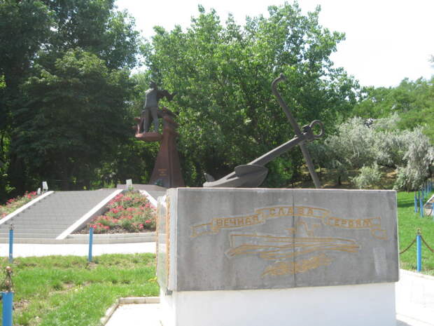 Памятник подводникам - героям Великой Отечественной войны у памятника Маринеско